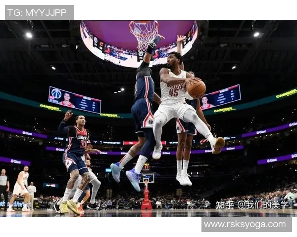 多诺万米切尔领衔球队奋战季后赛展现超强个人能力与团队合作精神 多诺万米切尔领衔球队奋战季后赛展现超强个人能力与团队合作精神